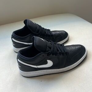 JORDAN 1 LO WMNS "Black / White" size 8.5 (very lightly worn)